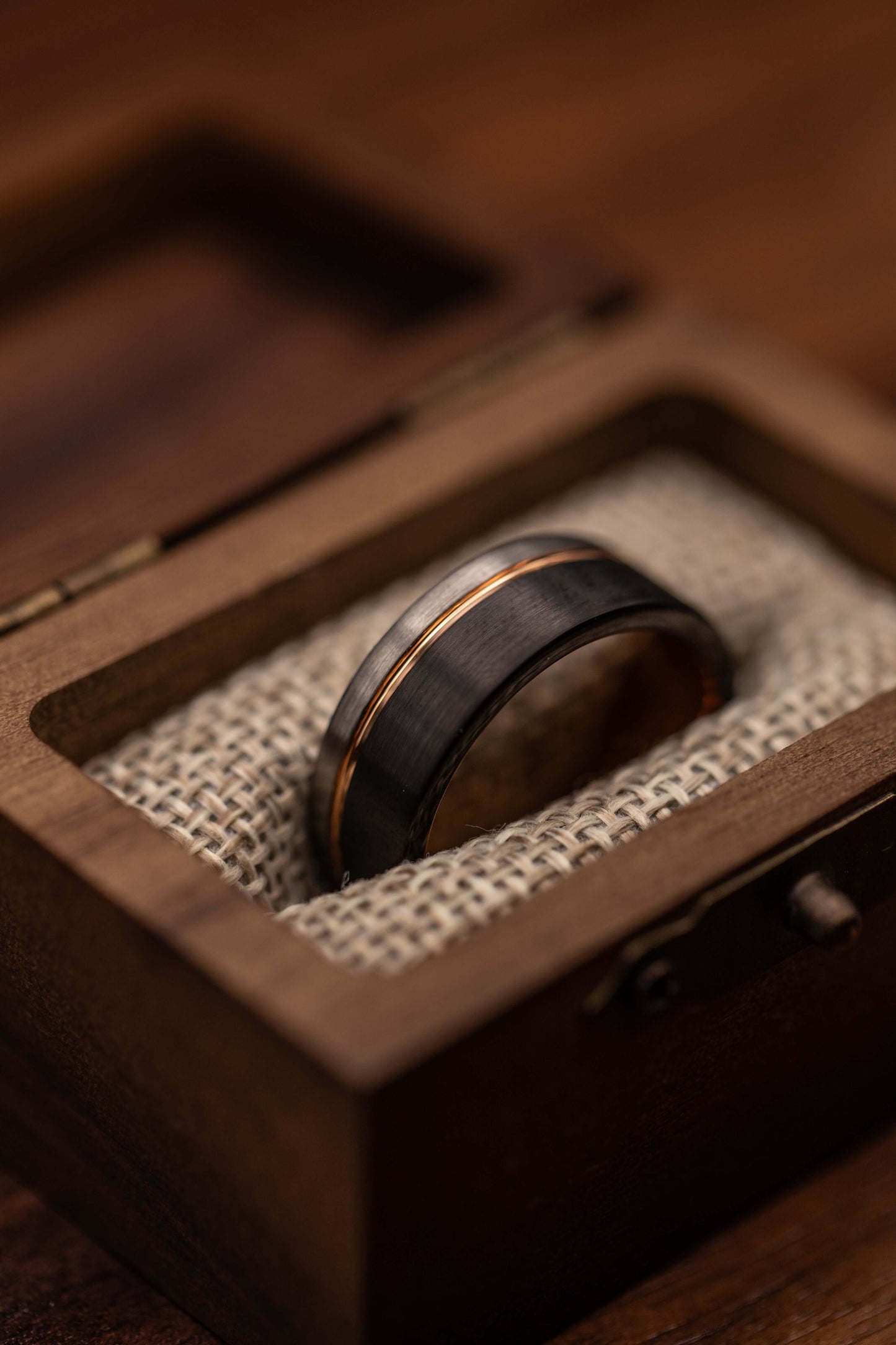 Black and Silver wedding ring with rose gold inlay in a wooden box, men's unique hammered ring, luxurious rose gold engagement band