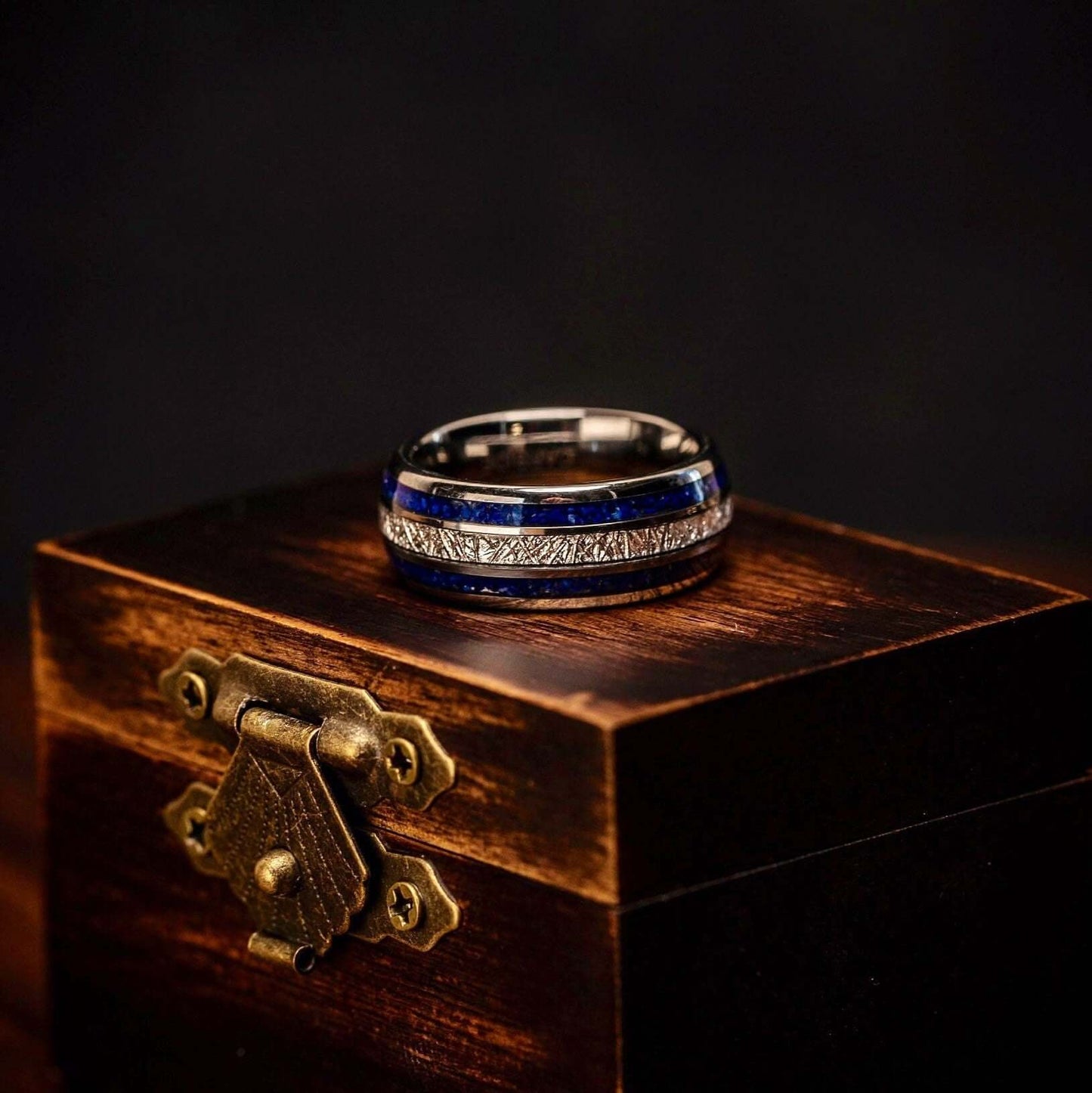 Elegant silver meteorite ring with blue lapis lazuli, offering a distinctive look for weddings.