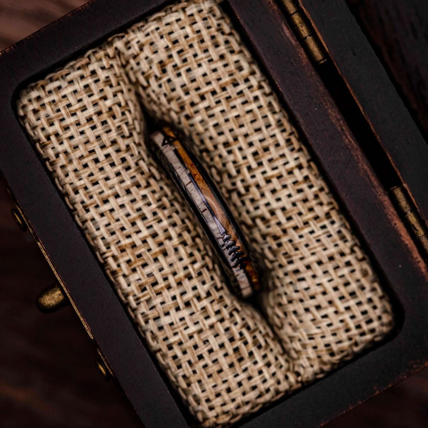 Distinctive antler and wood wedding ring for women, showcasing natural beauty.