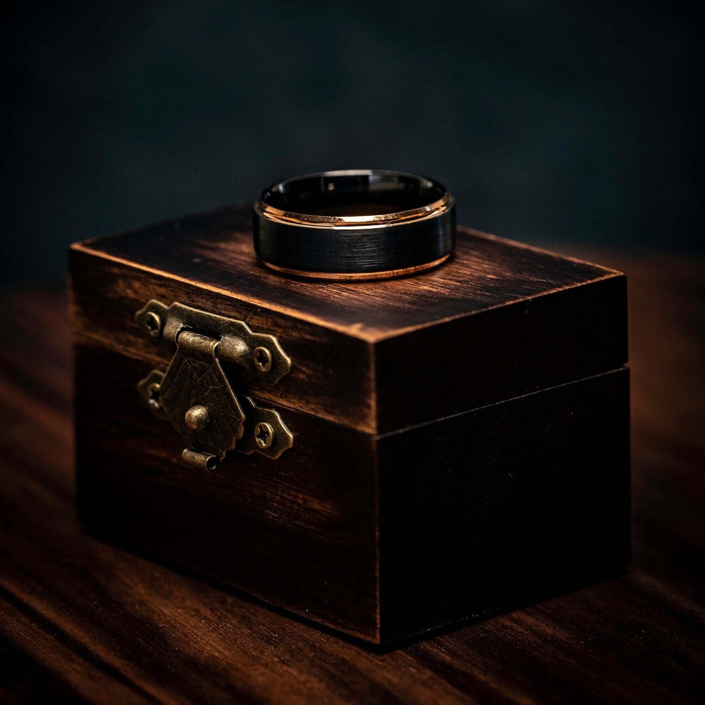 Striking black and rose gold edge ring, perfect for expressing timeless elegance and style.